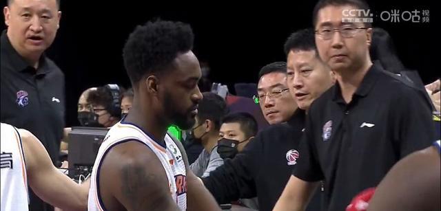 韩国队|与队友产生摩擦，贺希宁得分上双后离场，深圳男篮55-46上海队