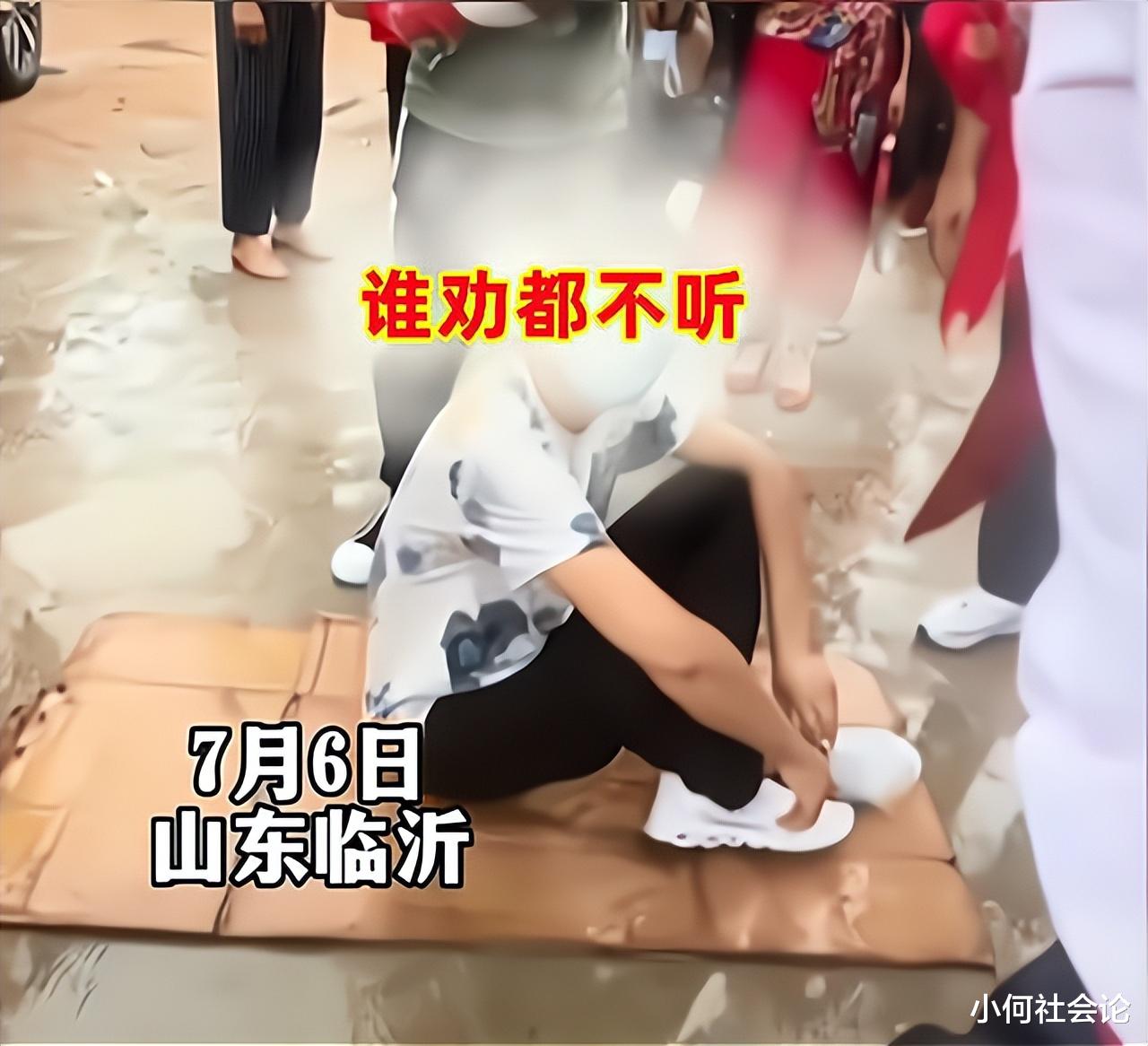 山东:女子结婚当天,前男友雨中坐地拦车,新郎下车拉都不肯走