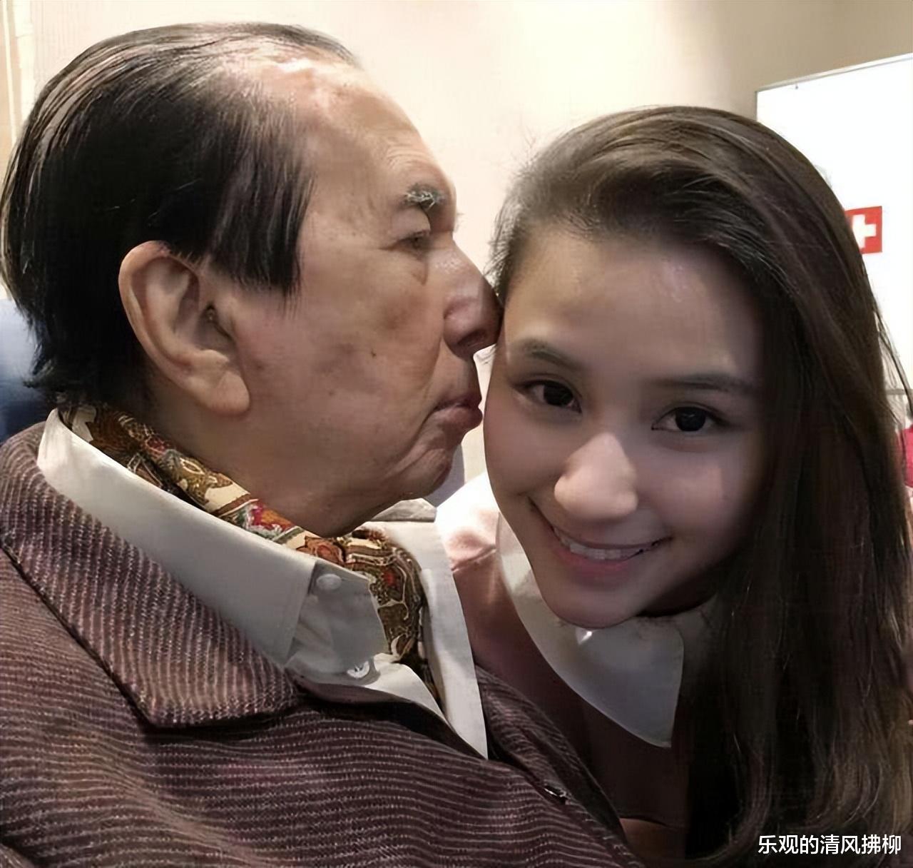 何超莲|31岁的何超莲小腹隆起，疑似怀孕，网友直呼爱情长跑终于有了结局