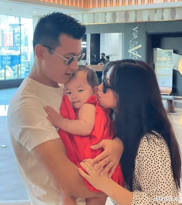 朱珠|朱珠晒一家三口出游，王昀佳抱着女儿跳舞，一岁王珠宝肉嘟嘟萌翻