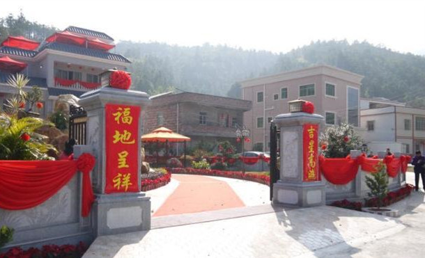 村里土豪盖豪宅，把全乡人都惊动了，上千人抢着参观，吐槽像寺庙