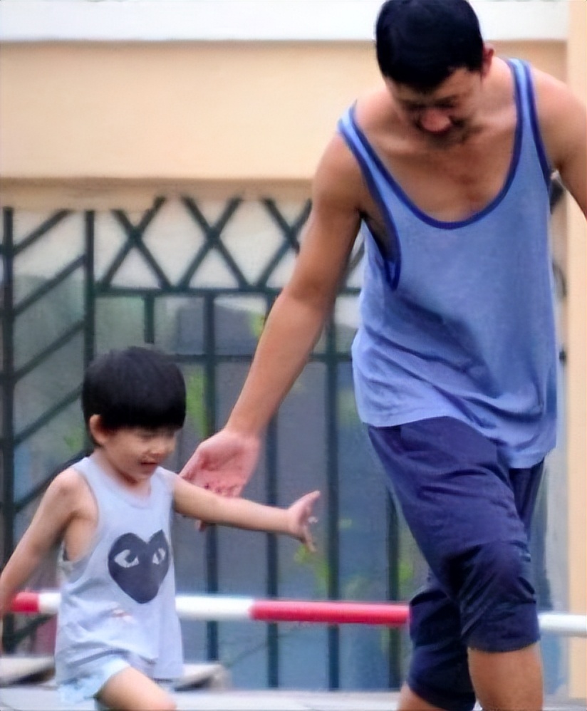 董洁|潘粤明深夜转发前妻董洁和儿子的合影,发文表达感谢,粉丝表示心疼