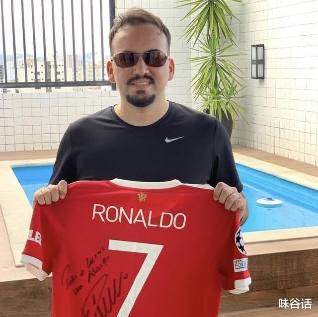 迟尚斌|球迷发帖怒斥金球奖颁给梅西是耻辱，竟收获C罗寄来的签名球衣