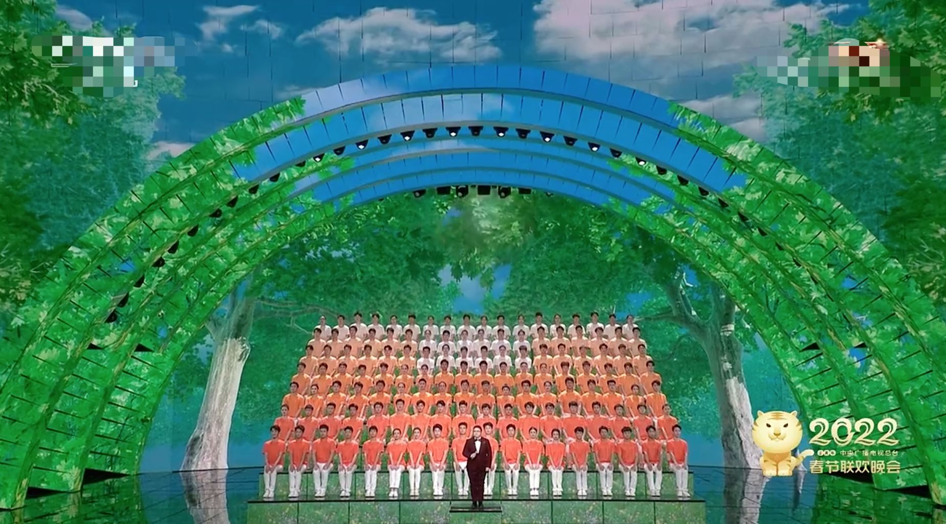 马凡舒|50岁韩红春晚又暴瘦！穿西装裤管显空荡，面有水渍疑唱哭