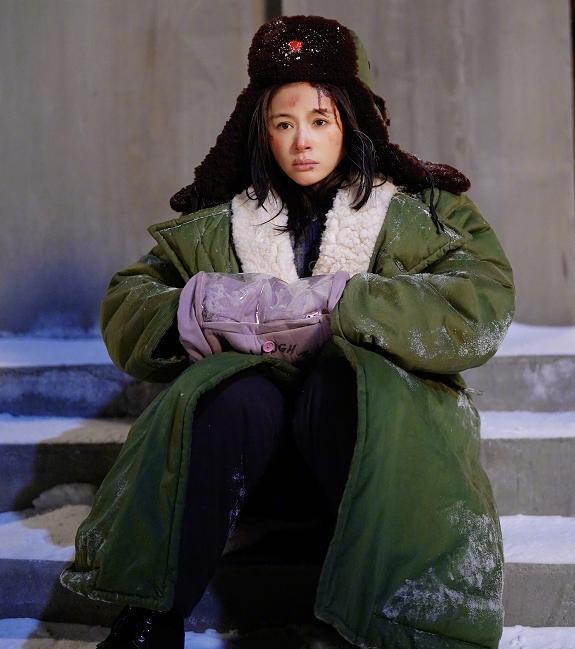 王子文|王子文懒理分手传闻,晒《三体》候场照,穿军大衣仍冻得鼻头发红