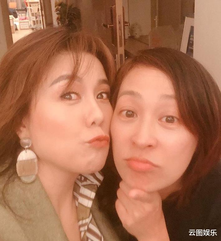 郭晋安|郭晋安晒珍藏旧照一脸青涩,罗嘉良气场大温兆伦俊朗,李婉华美艳