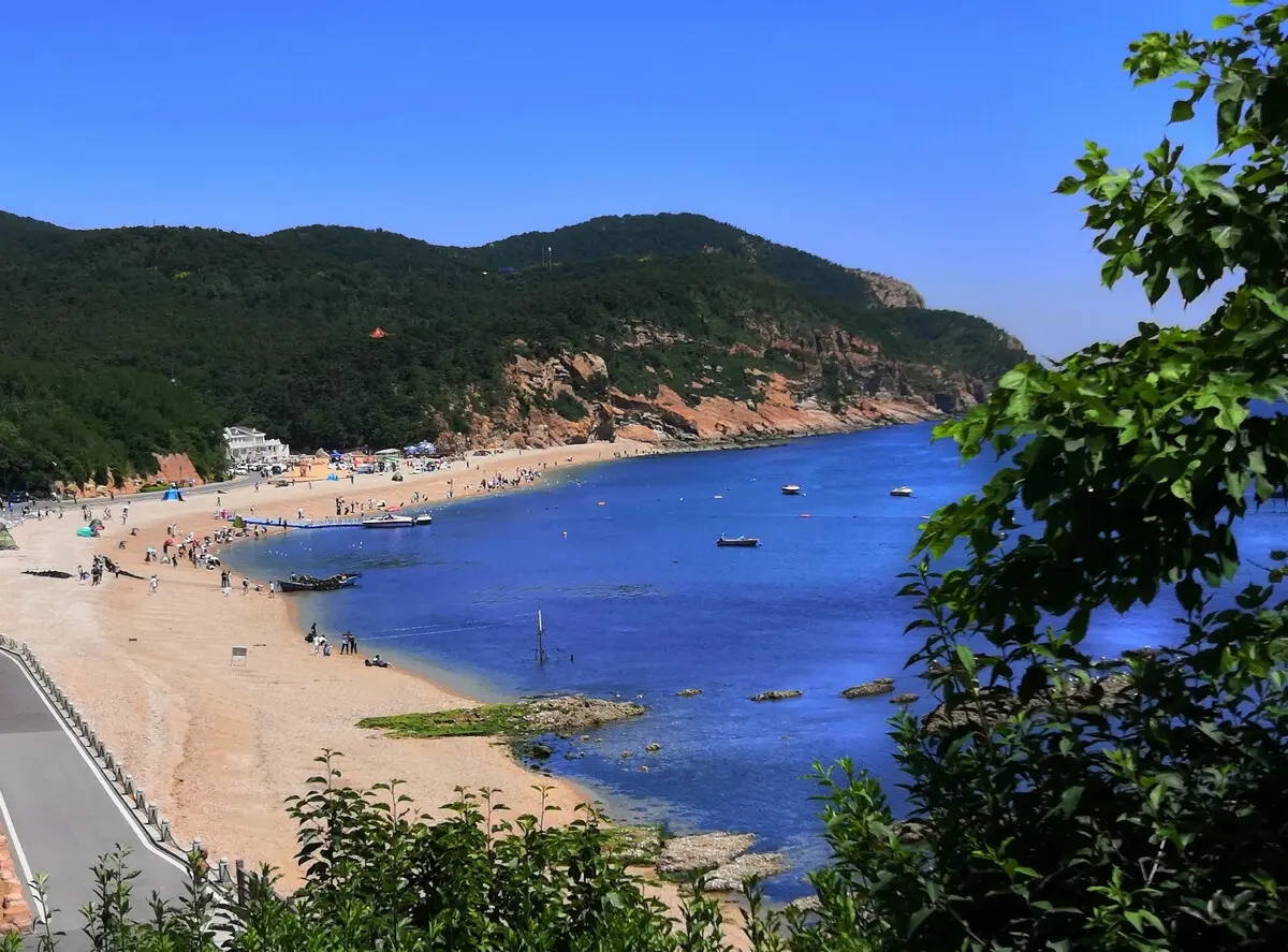 辽宁省|辽宁一座以山、海、岛、滩为主要景观的风景胜地，是形似人参状的小岛