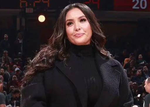 瓦妮莎 200斤瓦妮莎减肥成功！贴脸合影欧洲男子，40岁韵味十足惊艳亮相