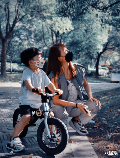 蔡少芬|蔡少芬夫妇为儿子庆生,乐儿与爸爸张晋穿亲子装,父子共用一张脸