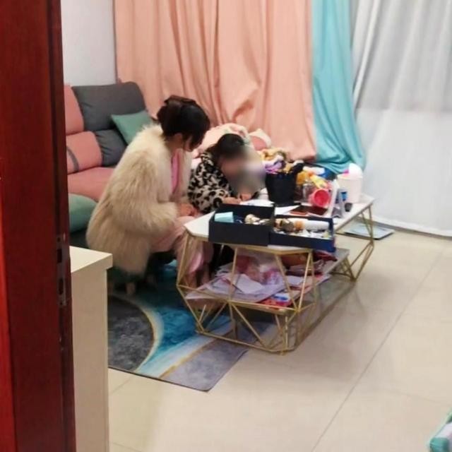 丈夫为还房贷焦虑,妻子花2000块买化妆品,被丈夫怒砸