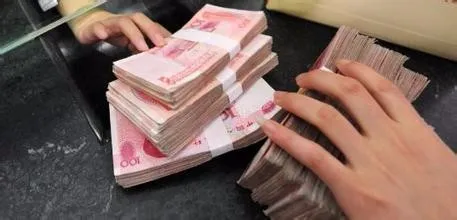 浙江舟山,邱老汉到银行取钱,可柜员却因操作失误反倒给邱老汉存进去了10万