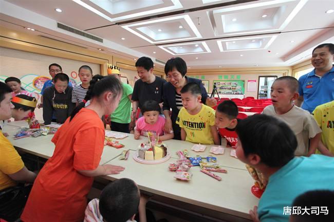 产科医生拐卖婴儿乘坐火车,行为异常邻座报警被抓
