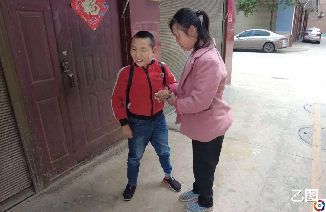 大宝患病无钱治,女子选择在家生二宝遭遇难产,毁了二宝一生