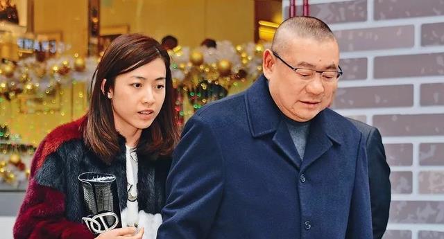 吕丽君|吕丽君乘坐豪华游艇出海，穿泳装做瑜伽秀出好身材，借此碾压甘比