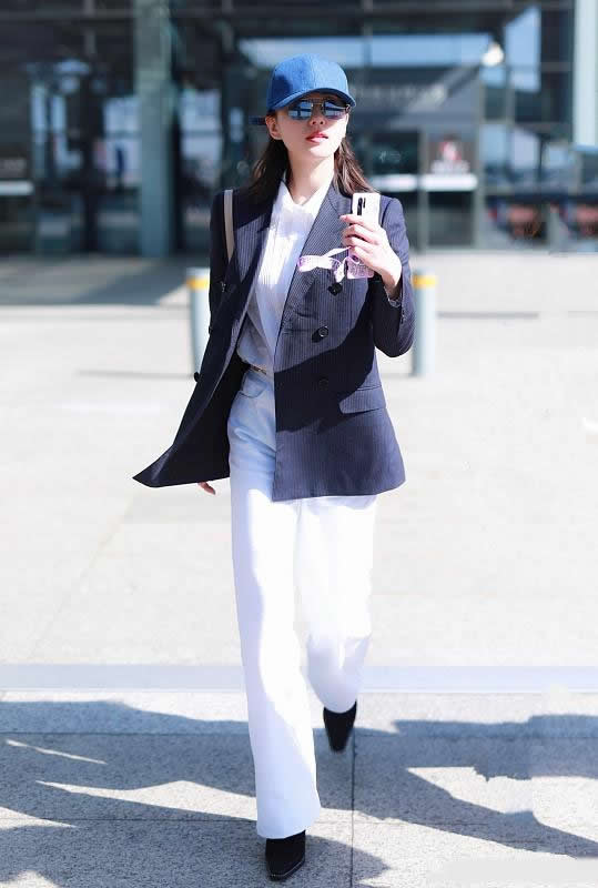 刘诗诗|刘诗诗穿深蓝西装搭配白色直筒裤走机场，帅气时髦很有气场