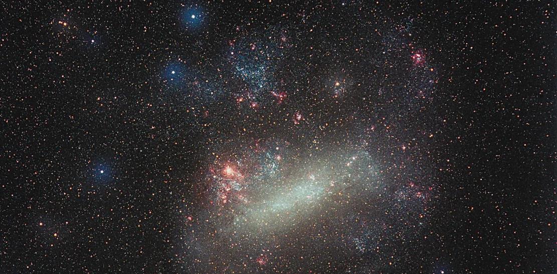 NASA哈勃望远镜发现保卫着两个小星系的保护性盾牌