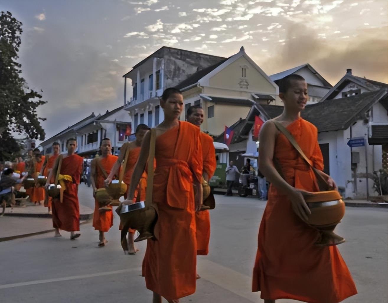 |拿5000块人民币去老挝，都能做些什么？当地小姐姐告诉你