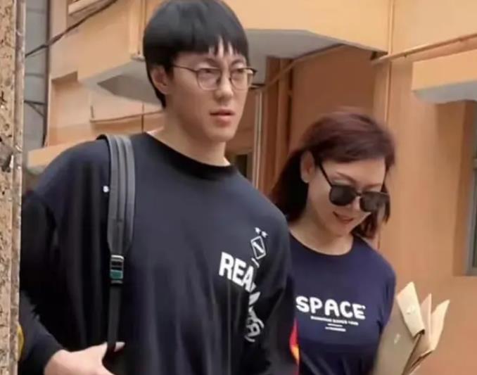 |胡明轩妈妈久违晒照！年近50无皱纹气质佳，与66岁胡爸夫妻恩爱