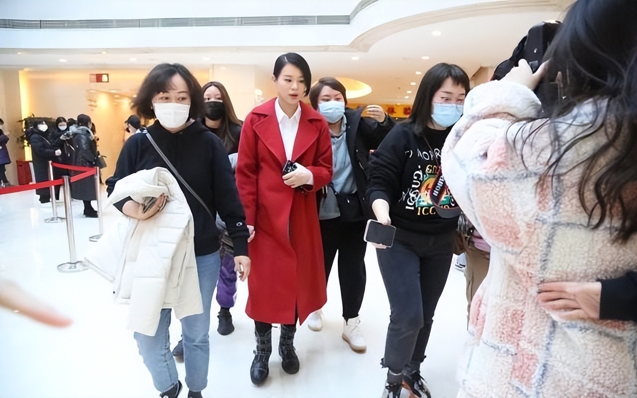 张扬|胡杏儿不愧是港姐，人到中年还是很美，穿红色服装美的张扬