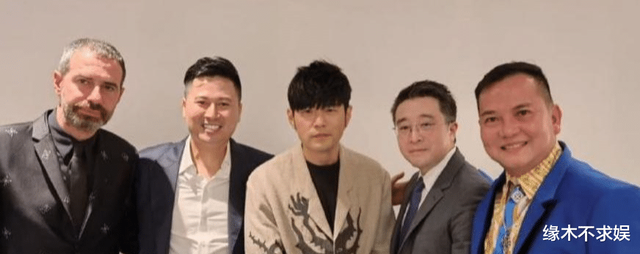 周杰伦|周杰伦新加坡办艺术展，昆凌被夸美如洋娃娃，周杰伦穿搭却被吐槽