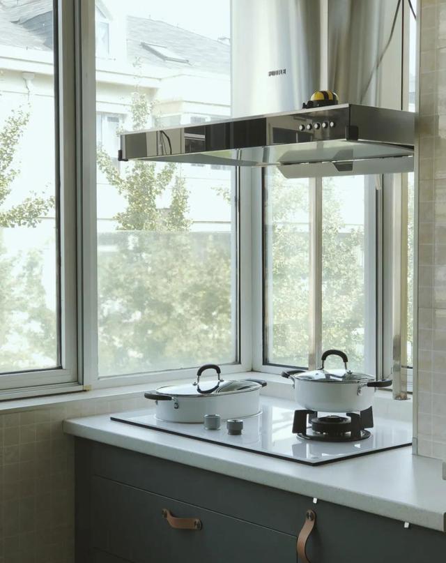 服了！她家15年老厨房，改造后变得能装又高级，令人心动！