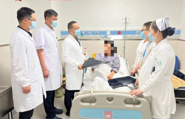 惊险!西安男子小区玩弓箭 80厘米长箭射中女子脸部