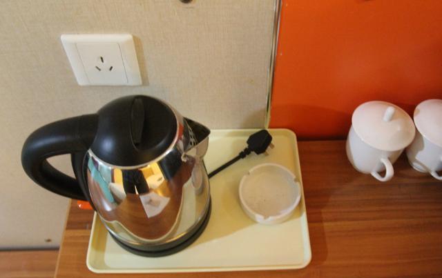 酒店房间里的矿泉水隐藏着什么秘密?除了矿泉水,还应注意什么?