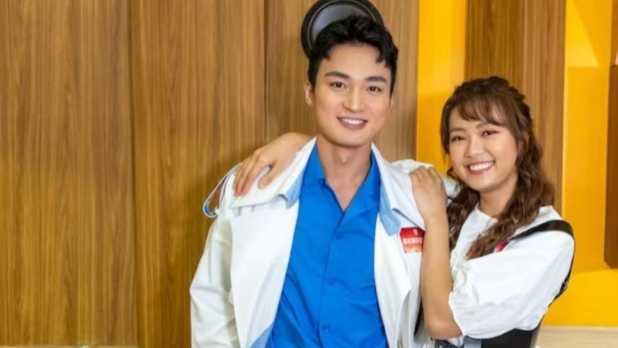 TVB|直接！TVB当红小生新剧与女神小花拍吻戏，难掩激动：当然把持不住