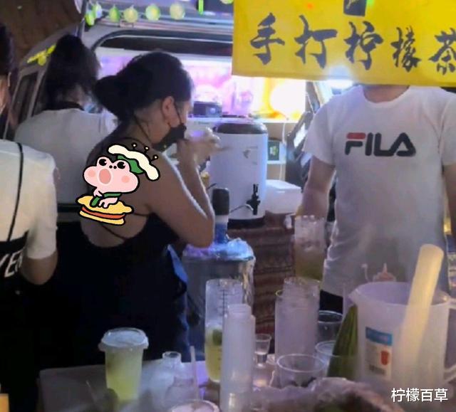 女子夜市卖柠檬茶,着装“清凉”引关注,顾客付钱后也不愿离开