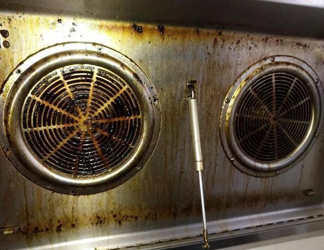 油烟机脏了别拆卸,学会2个小妙招,老油烟机也会像新的一样