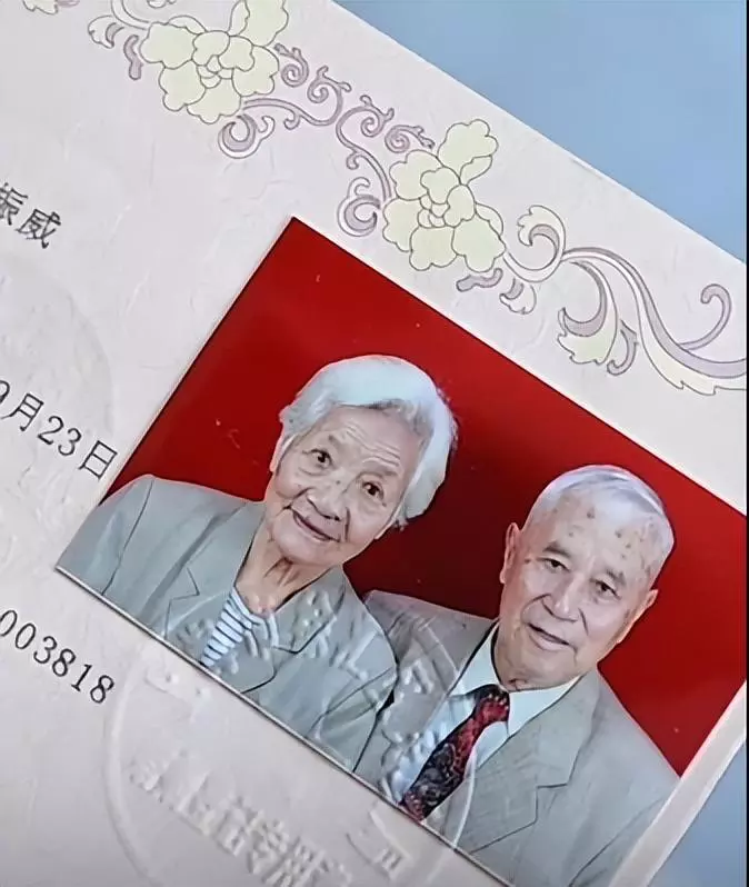 无性无爱60年,百岁老人嫁初恋,真相曝光后,看哭众人