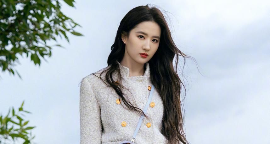 刘亦菲|刘亦菲「微博之夜」红毯造型翻车？粉丝怒控「恶意P图肿一圈」