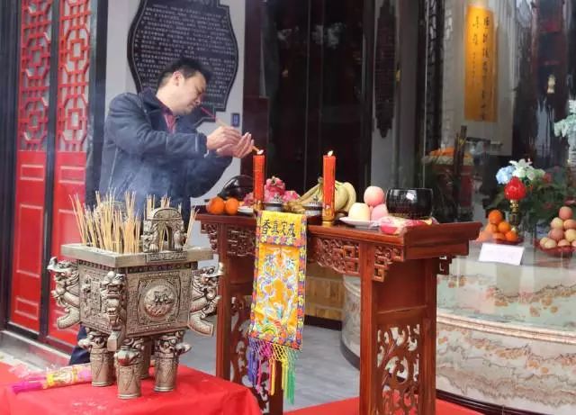 翡翠|土豪楼主请来镇楼之宝，里外包裹3层，全程保安押送，里面竟然是…