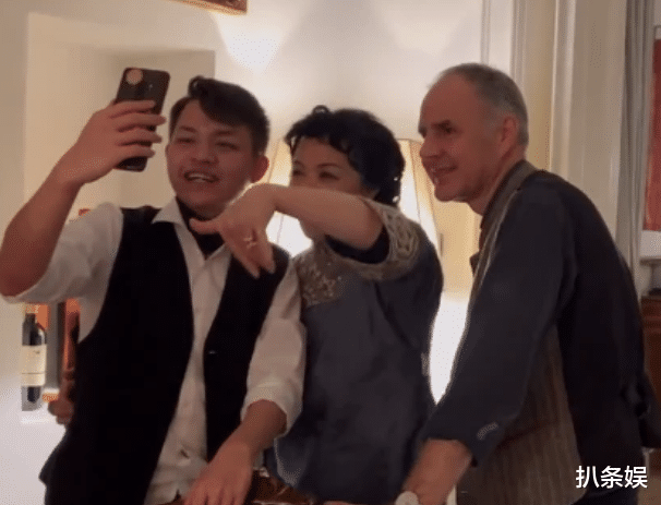 金星|金星与老公牵手散步,汉斯被要求靠老婆近点,小声碎碎念:太肉麻