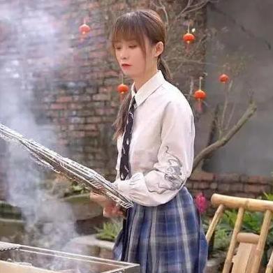网红严素穿JK裙求父亲帮忙,拍背影给裙子打码,网友:没人看你