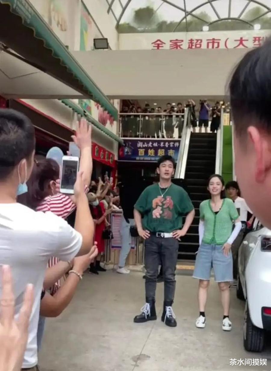 贾静雯|看脸气场一米八，实际身高矮冬瓜，娱乐圈女星的脸太会“骗人”！