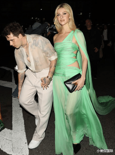 贝克汉姆|贝克汉姆长子对妻子很宠溺，没继承父亲颜值，娇妻面前似跟班