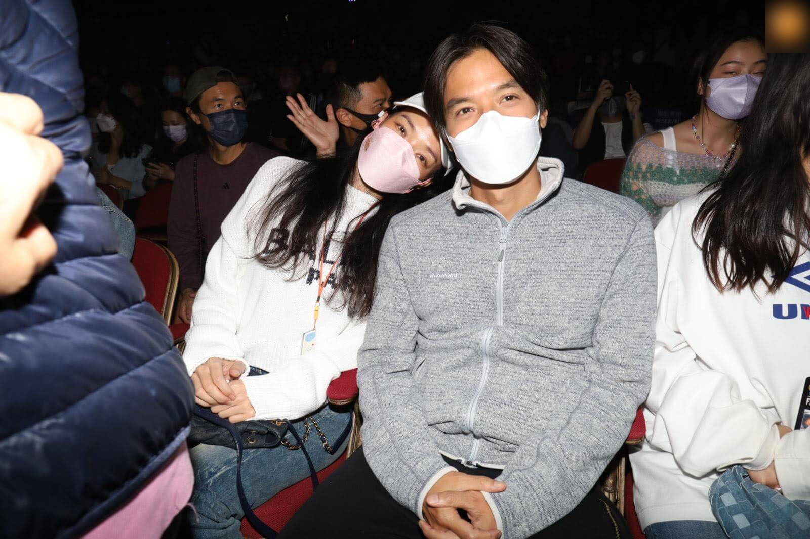 陈奕迅|陈奕迅红馆开唱，徐濠萦大病初愈获18岁女儿陪同，舒淇冯德伦现身