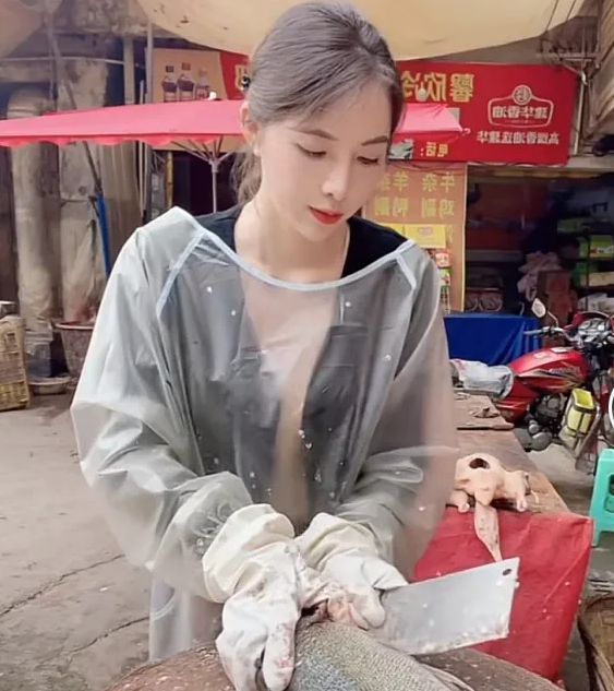 网红渔妹妹翻车,被扒离异带俩娃,多次直播间打擦别球遭举报