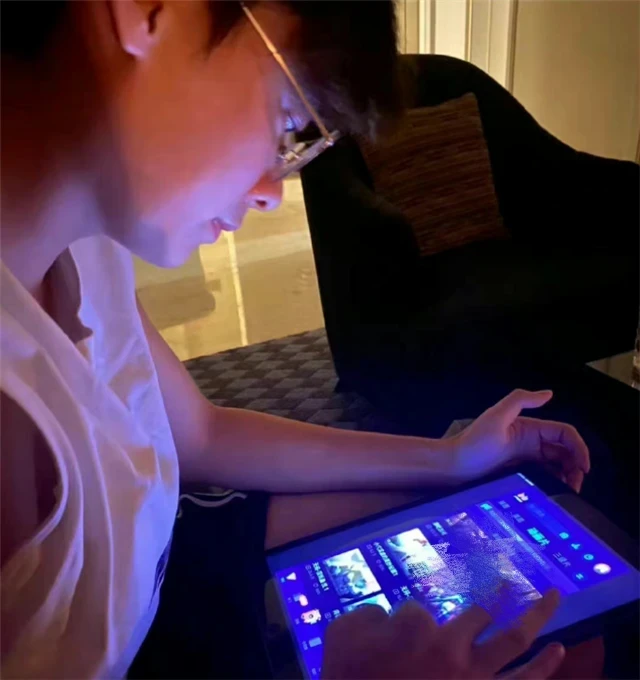 李易峰|李易峰前女友被疑蹭热度,好友曝她真实年龄姓名,想红想疯了