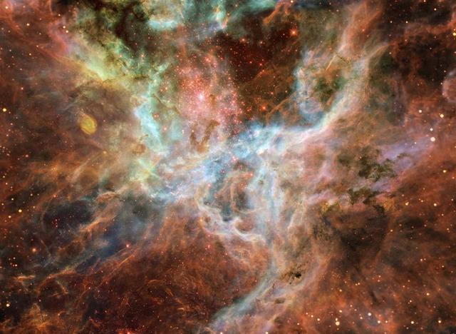 1350光年外，哈勃拍到神秘天体，外表就像宇宙中的一扇门
