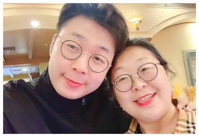 连体裤 杜海涛素颜露面，瘦到脱相认不出，网友指他老得像身旁亲妈同龄人