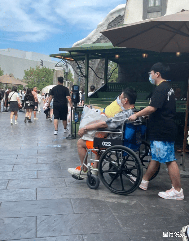 王思聪|王思聪坐轮椅出行引热议,身边一堆火辣美女,专门伺候排场太大