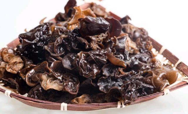 高血脂|血脂高的人,可能有两个表现,坚持吃五物,或许不给血管“添堵”