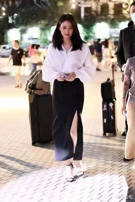 |看完女神高圆圆的穿搭,终于知道为何有夺妻之仇,黑白穿搭超优雅