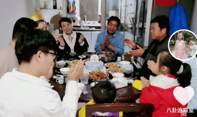 阿雅|田静父母高调秀恩爱，悦悦长出门牙像极了许敏，网友：有爱的家庭