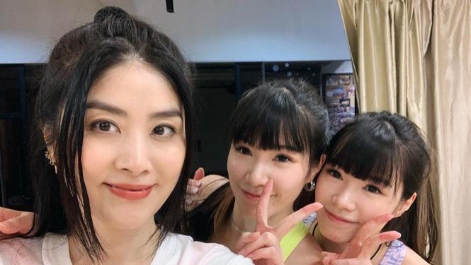 穿衣搭配|陈慧琳罕晒练舞照，嘻哈风穿搭50岁像女团爱豆，C位大摆pose有国际范