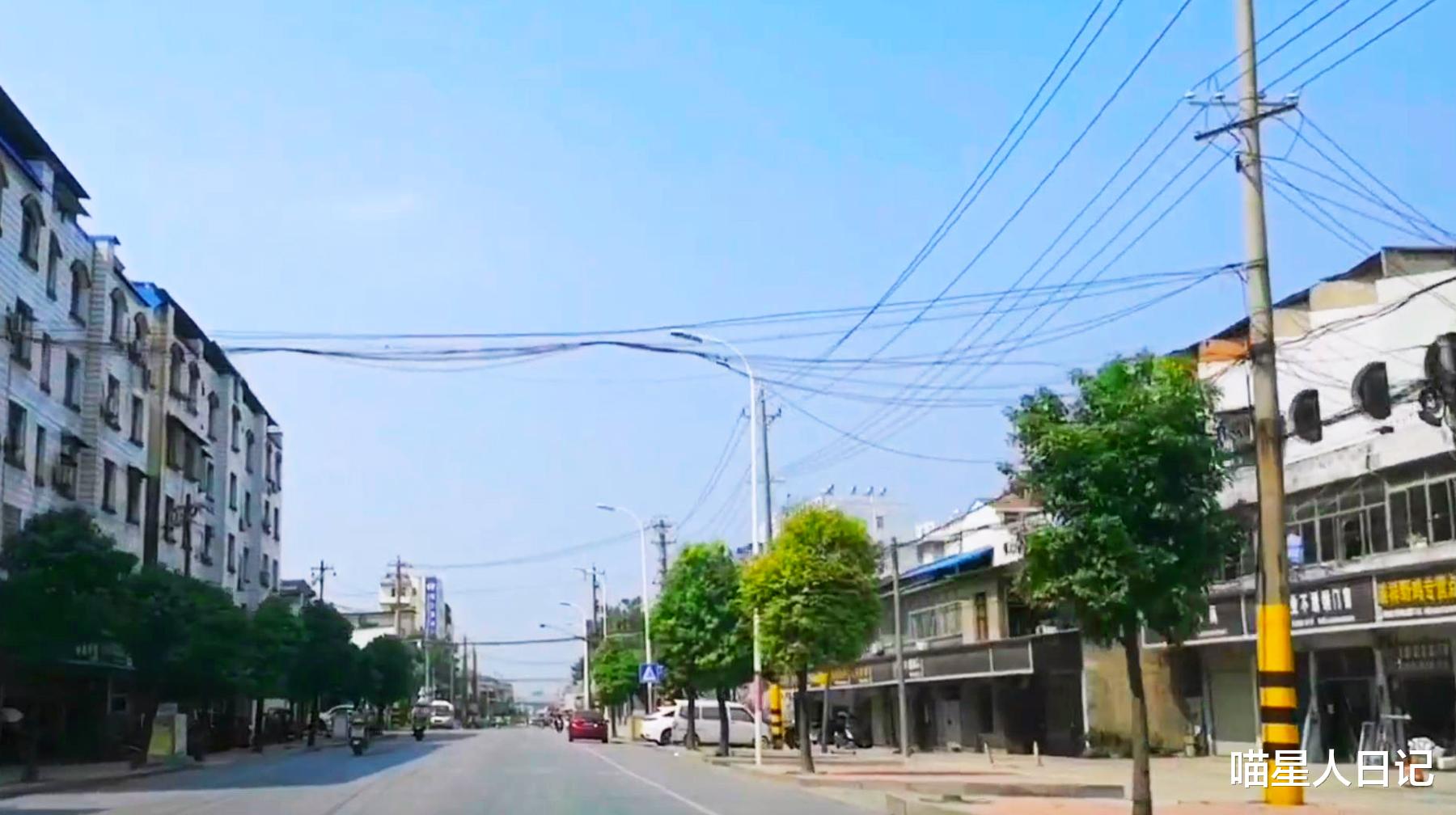 随拍武汉边界上一座小镇:经过的省道成商业街,周末很少看到人