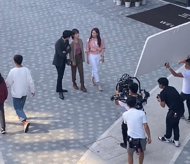 杨紫|新剧三亚拍摄:杨紫穿着老气,井柏然全程傲慢,“女配不错”