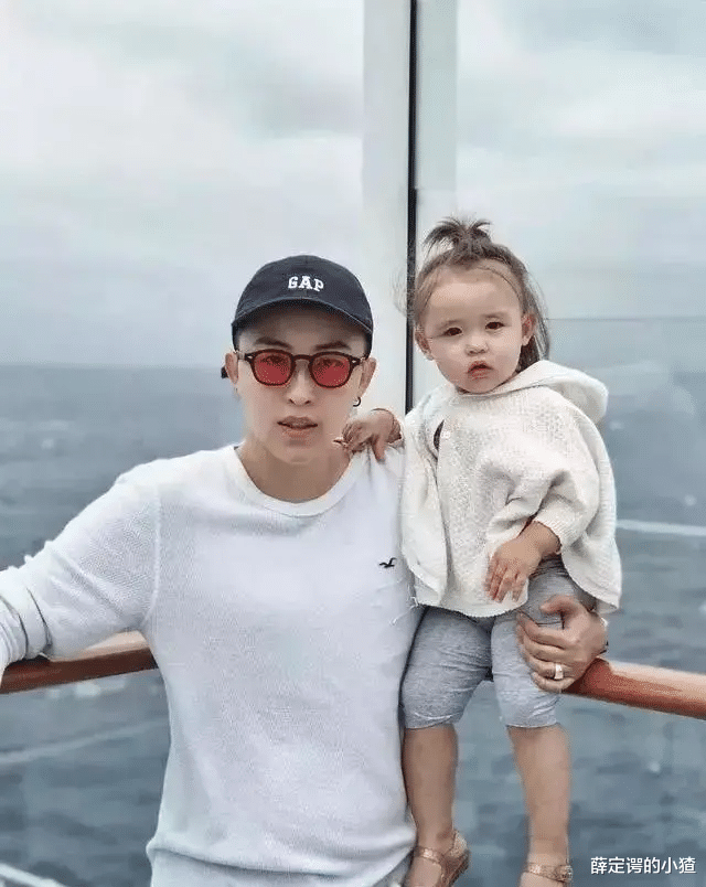 花百万借精生下2混血女儿,女CEO遭质疑太自私:孩子没爸就不行?